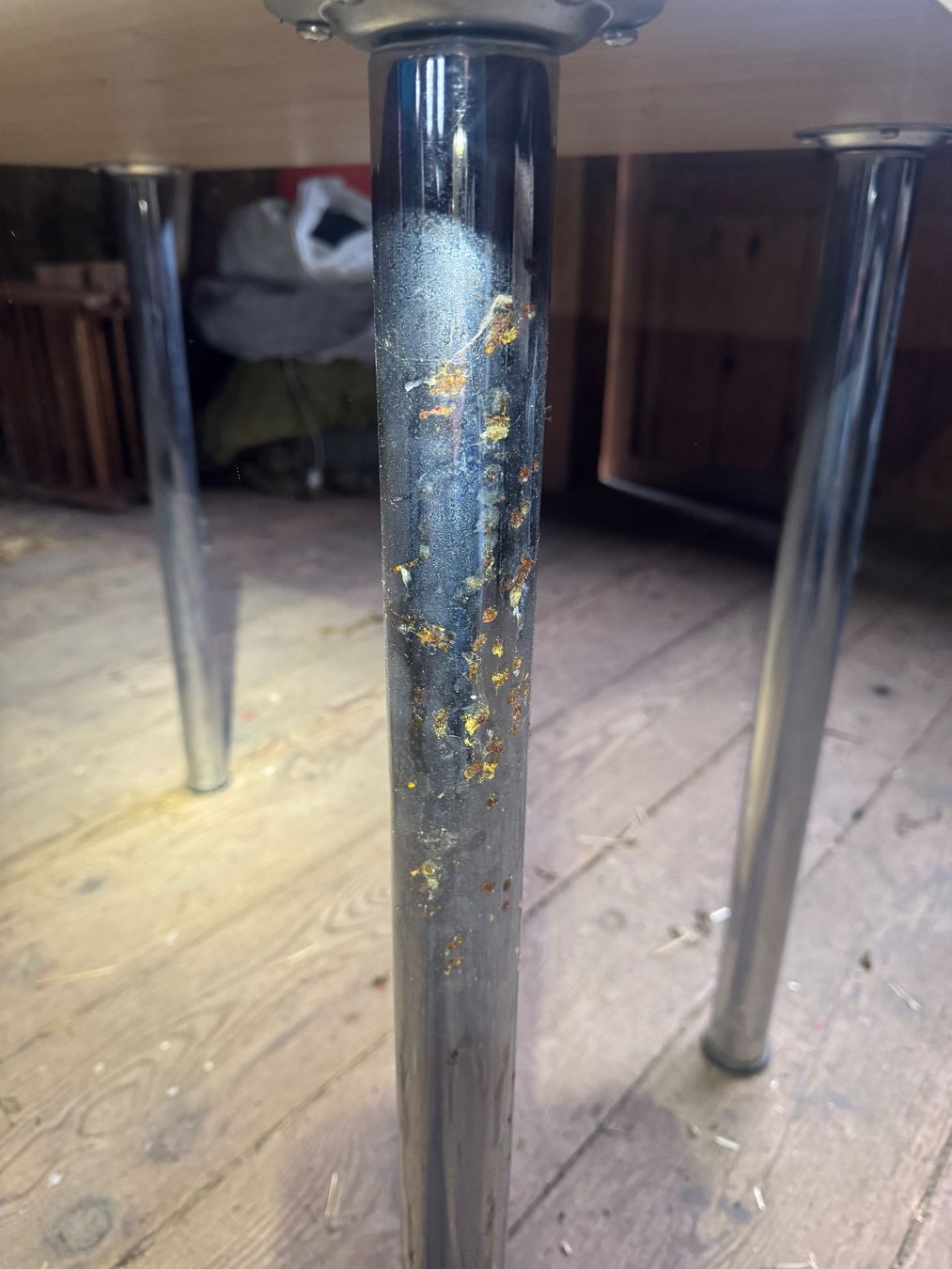 Tavoli: Praktischer Tisch mit Metallfuss – Usato da Rorschach venduto da Feiro 1