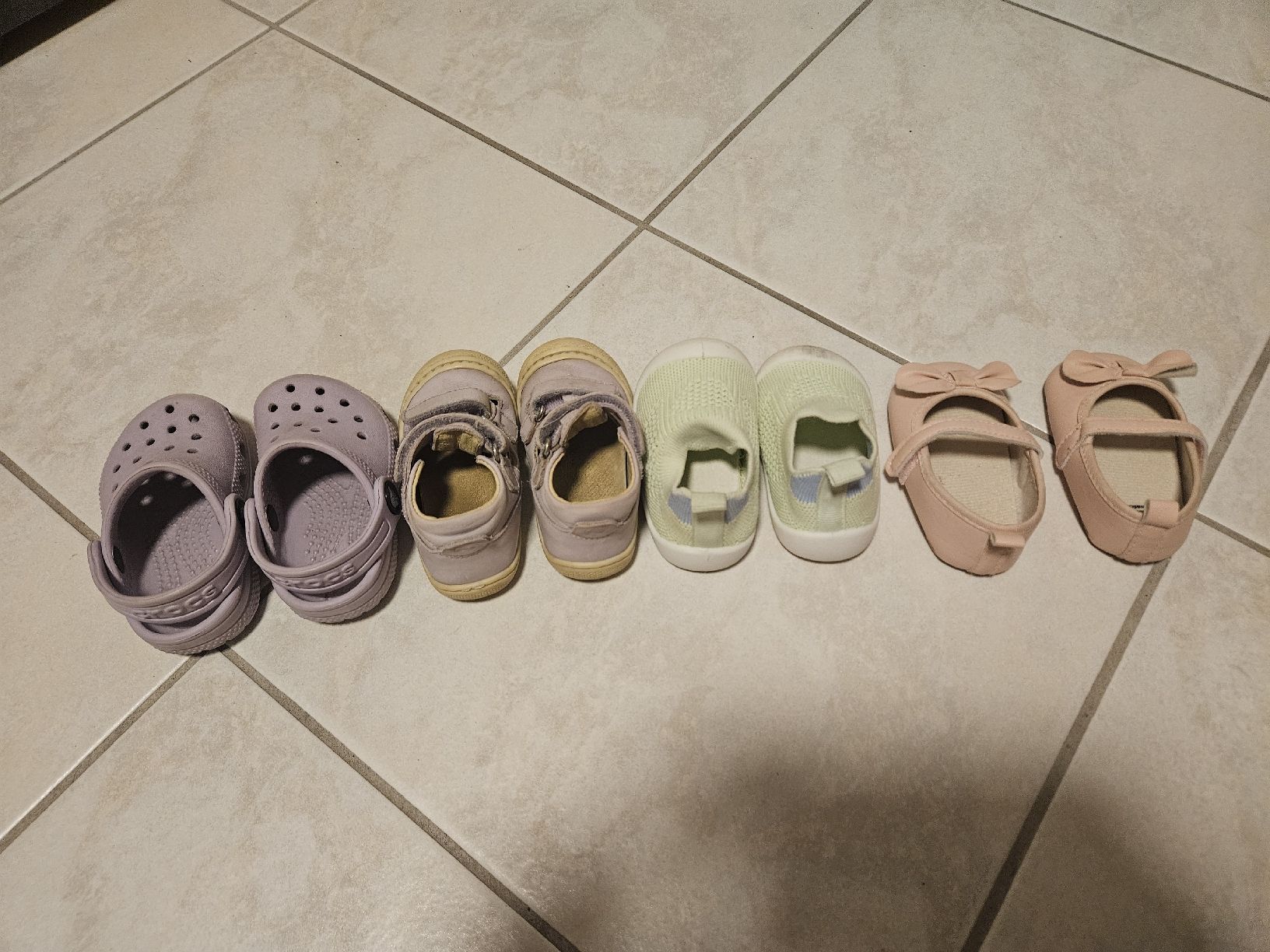 Crocs Scarpe per ragazze: Set Mädchenschuhe 19/20 – Usato da Volketswil venduto da lar_di24