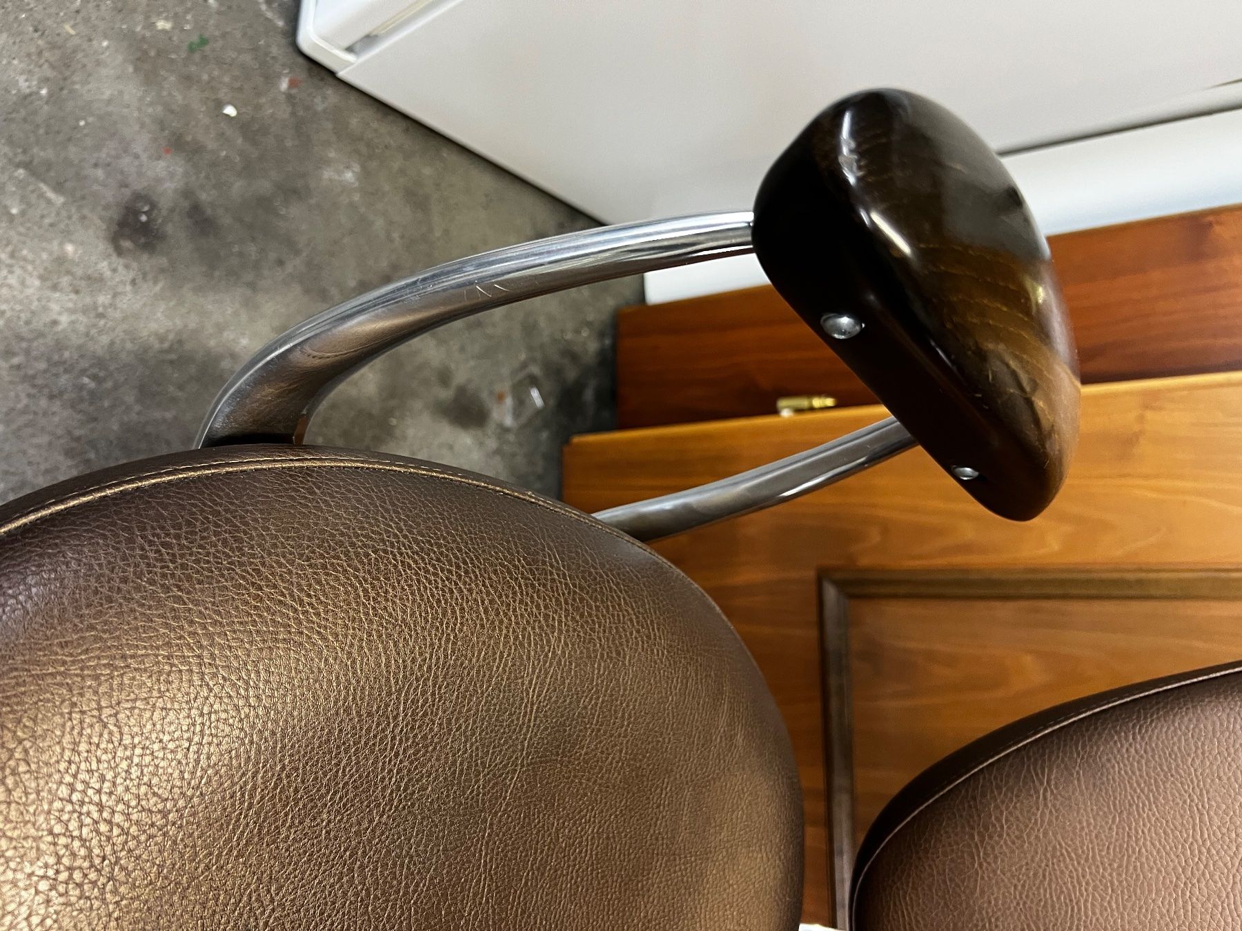 Kosmetik-& Massageliegen: Friseursessel – Gebraucht aus Trasadingen von Kaffee.mann 4
