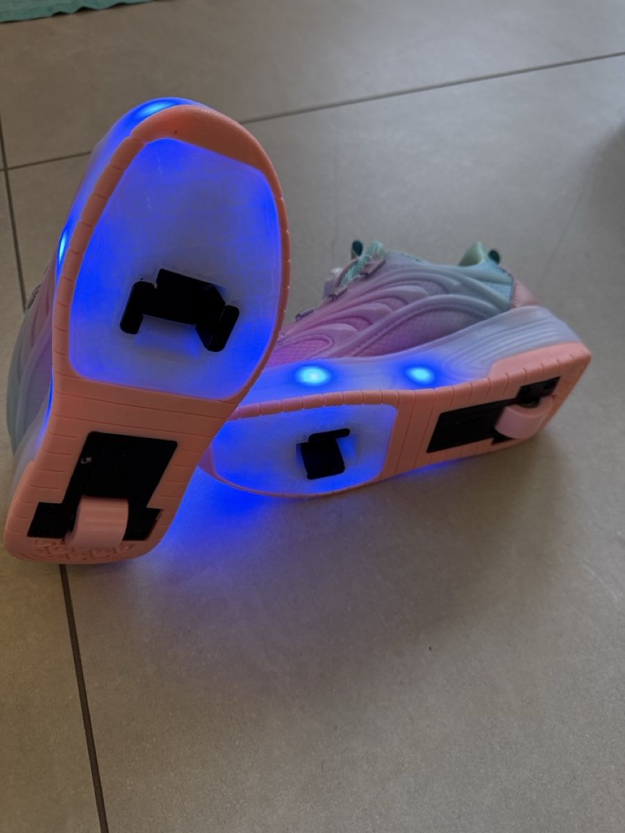 Pattini in linea & Pattini a rotelle: Rollschuh und/oder Heely mit LED Licht – Nuovo e nell'imballaggio originale da Zürich venduto da rak_t2vf 2