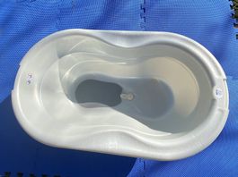 Babybadewanne mit Gestell zu verschenken