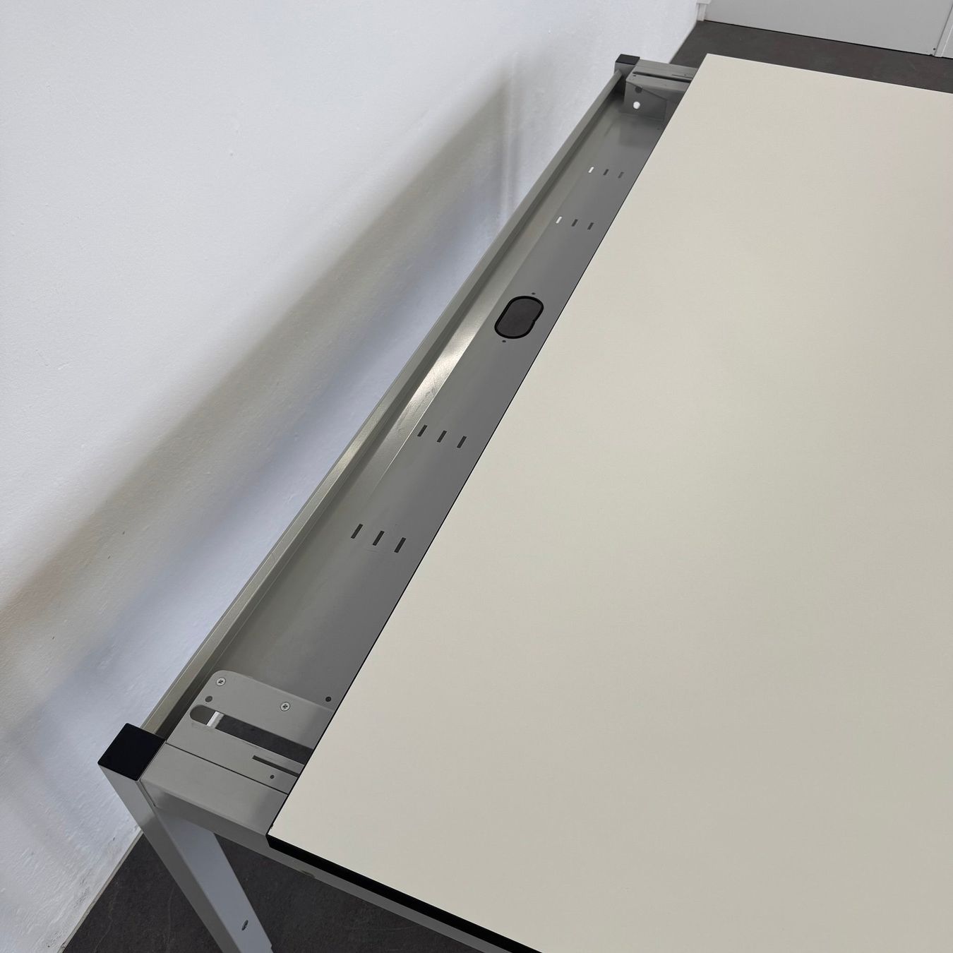 Embru Schreibtische: Embru eQ Vierbeintisch 1800x900 mm – Gebraucht aus Schönenwerd von mcofficeshop 5