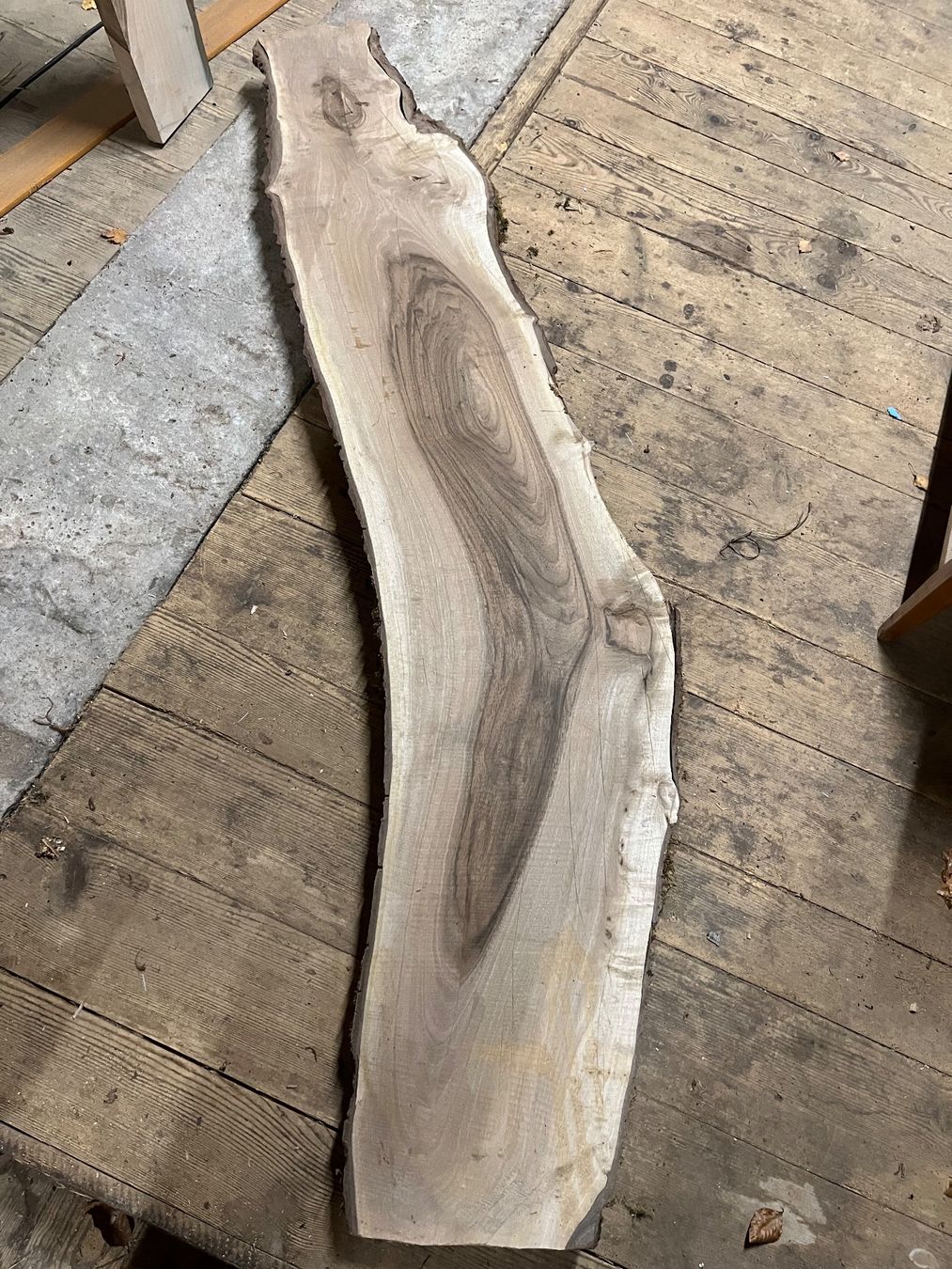 Articoli in legno: Nussbaumbrett mit Rinde Tablar 180 x 25 cm – Usato da burgdorf venduto da Swiss-Made-Wood-Art