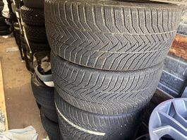 À vendre 4 pneus  hiver ESA 225/40R18