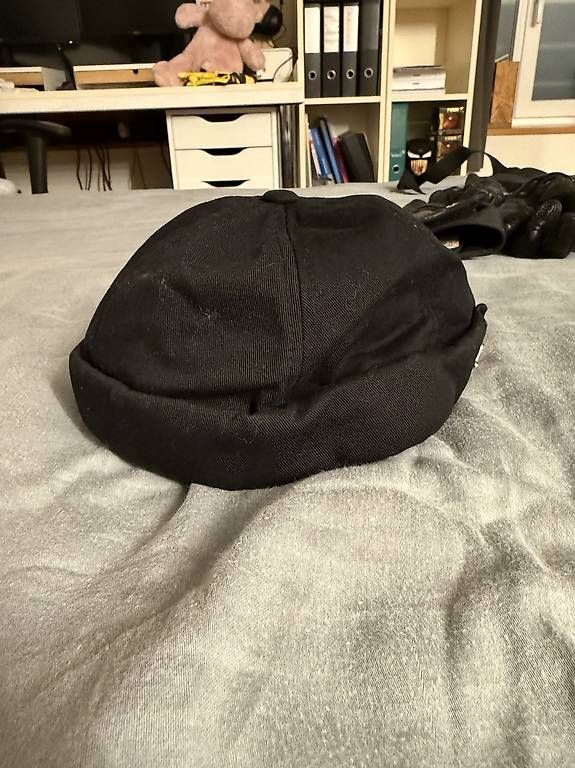 Copricapi, berretti & cappellini: Schwarze Cap mit Lederdetail  – Usato da Wädenswil venduto da dom_pz5d 1
