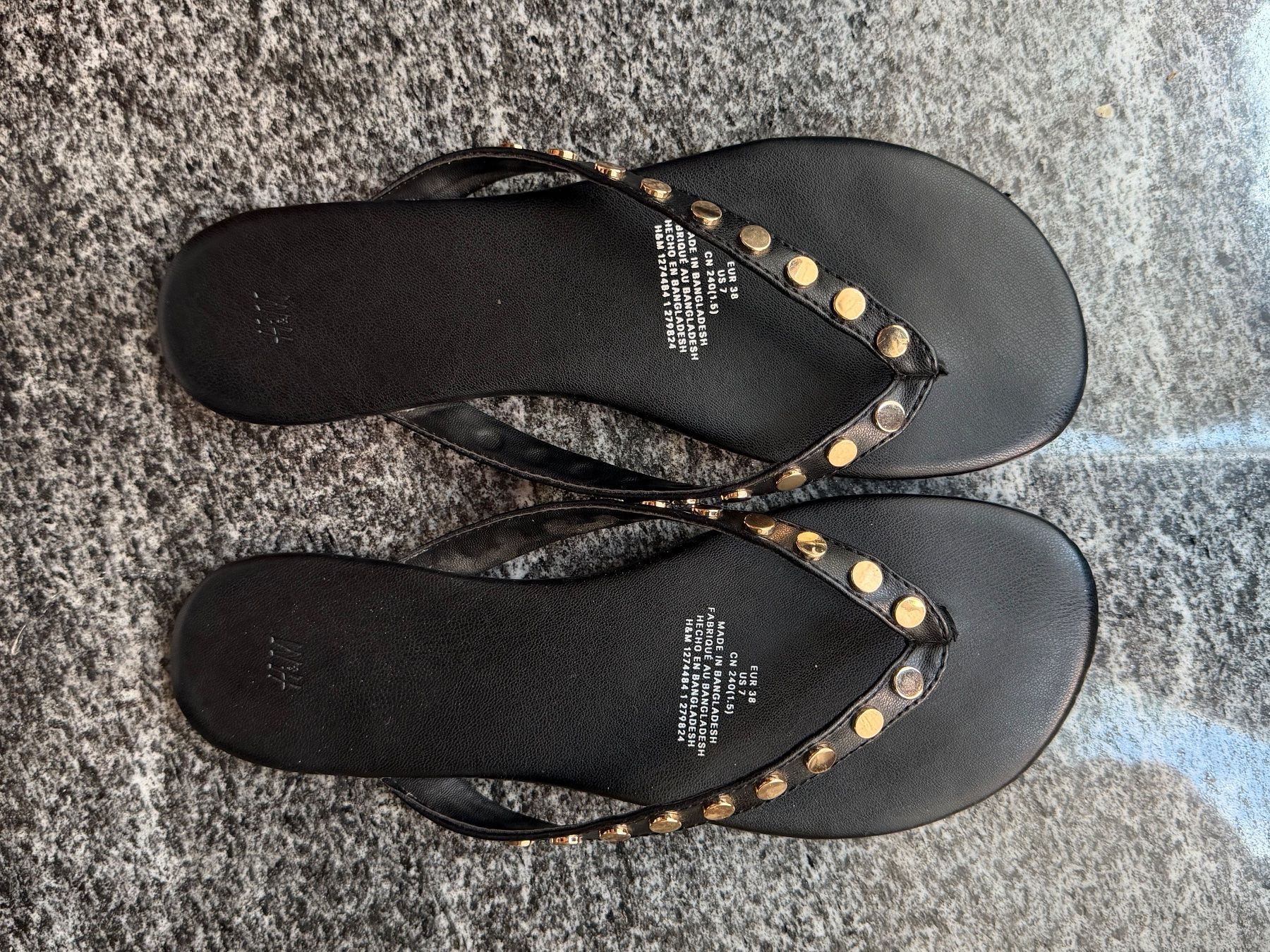 H&M Scarpe da donna: Infradito estive H&M nere con borchie, taglia 38 – Usato da Claro venduto da ism_2xbv 1