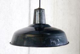 Emaillierte INDUSTRIEDESIGN - PENDELLEUCHTE, France, um 1925