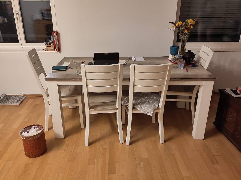 Set di tavolo e panche: Esstisch mit 4 Stühlen und 1 Sitzbank – Usato da Liestal venduto da S.Fehr 1