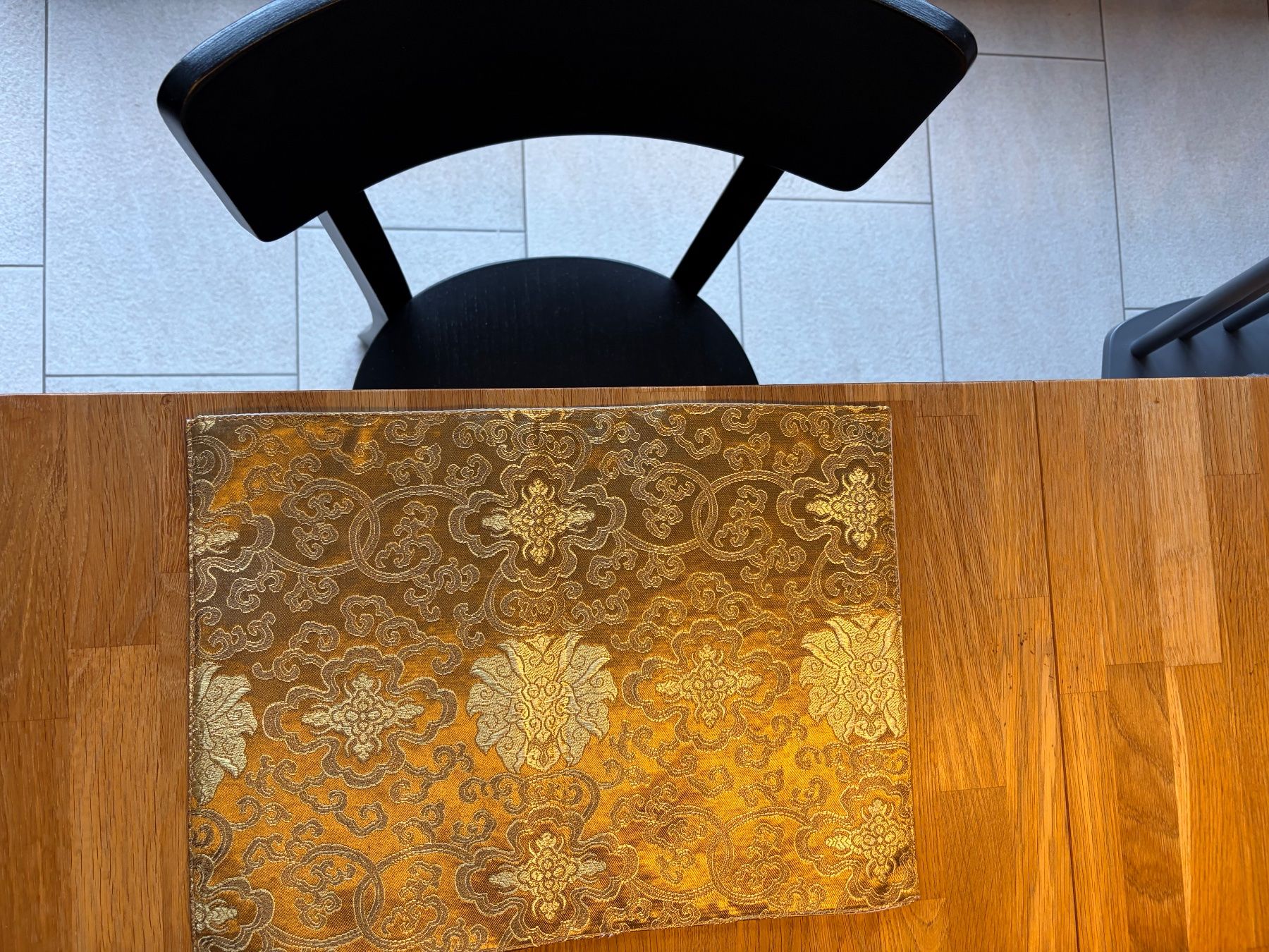 Set di tavolo e panche: 6 Stück Tischsets golden – Usato da Thun venduto da ullamat 4