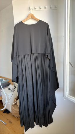 Damen Kleid schwarz mit Plissee neuwertiger Zustand