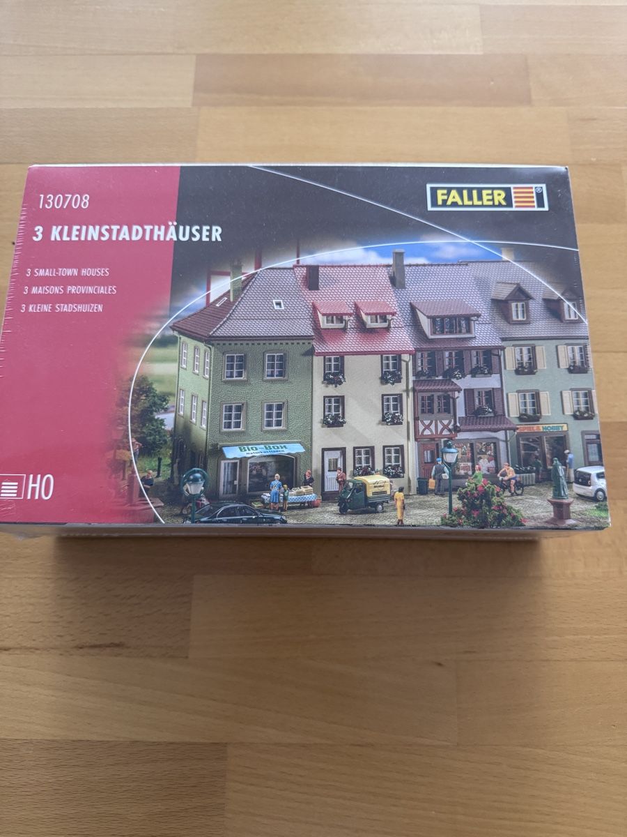 Faller Modellini di ferrovie: Faller Bausatz H0 3 Kleinstadthäuser – Nuovo e nell'imballaggio originale da Schwyz venduto da wheim4654