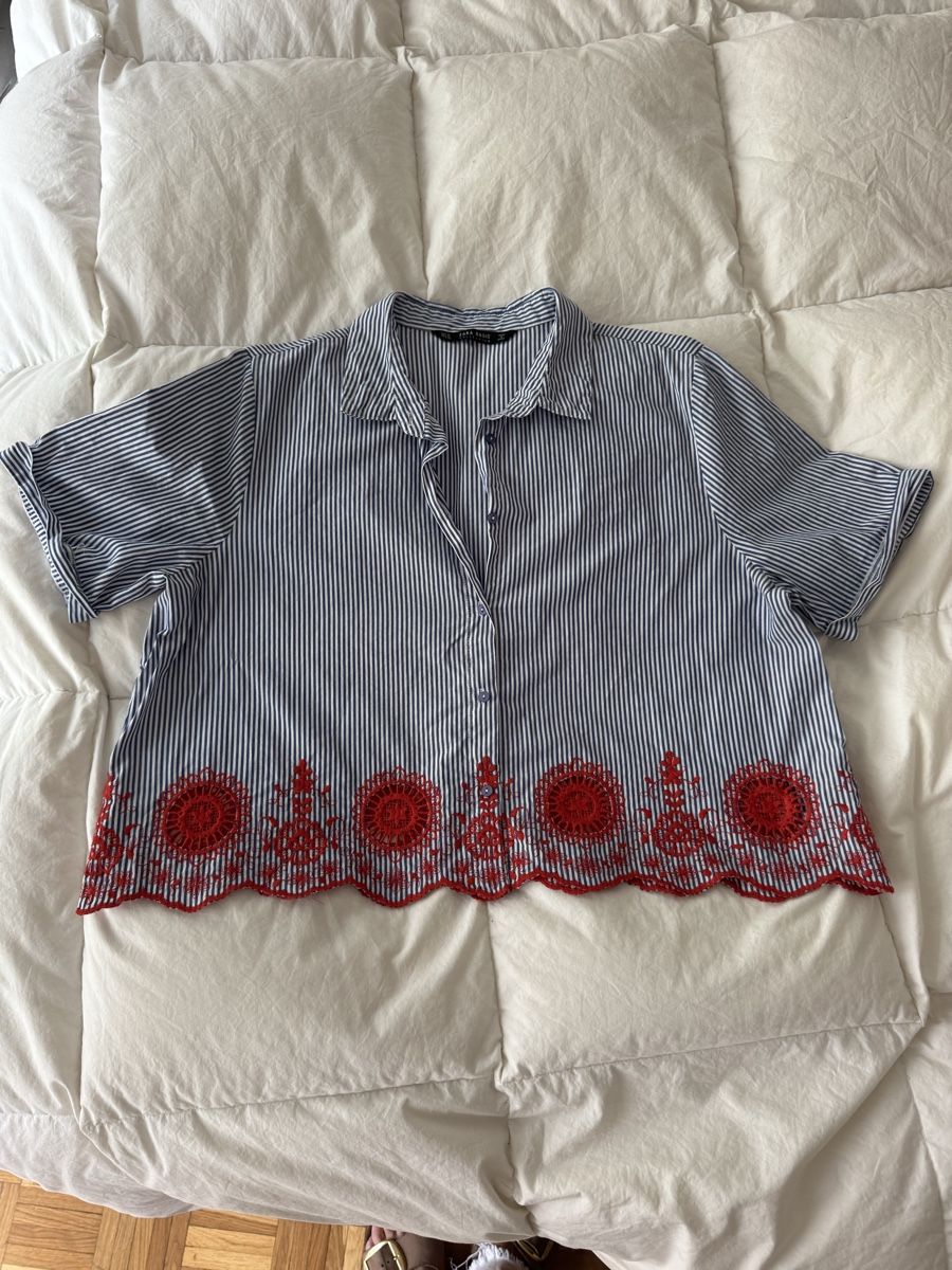 Zara Camicette: Chemise rayée bleue&blanche Zara Basic T.XL broderie rouge – Usato da Genève venduto da lejardindesvetements