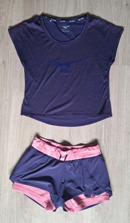 Lot d'un short et un t-shirt Mizuno, taille XS.