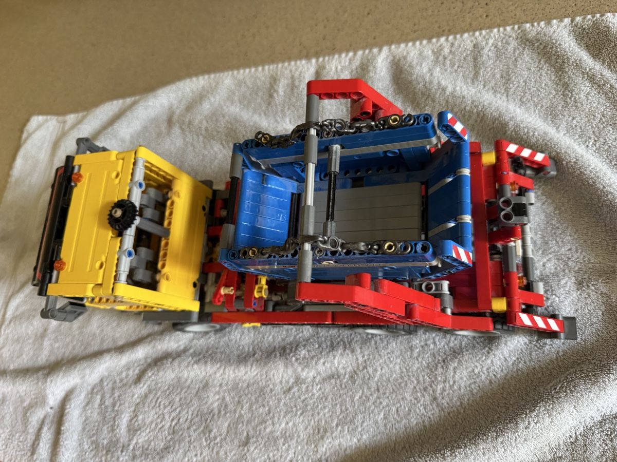 Lego Spielzeuge: Lego Technic Container Truck 42024 – Gebraucht aus Rümlang von MR8 5