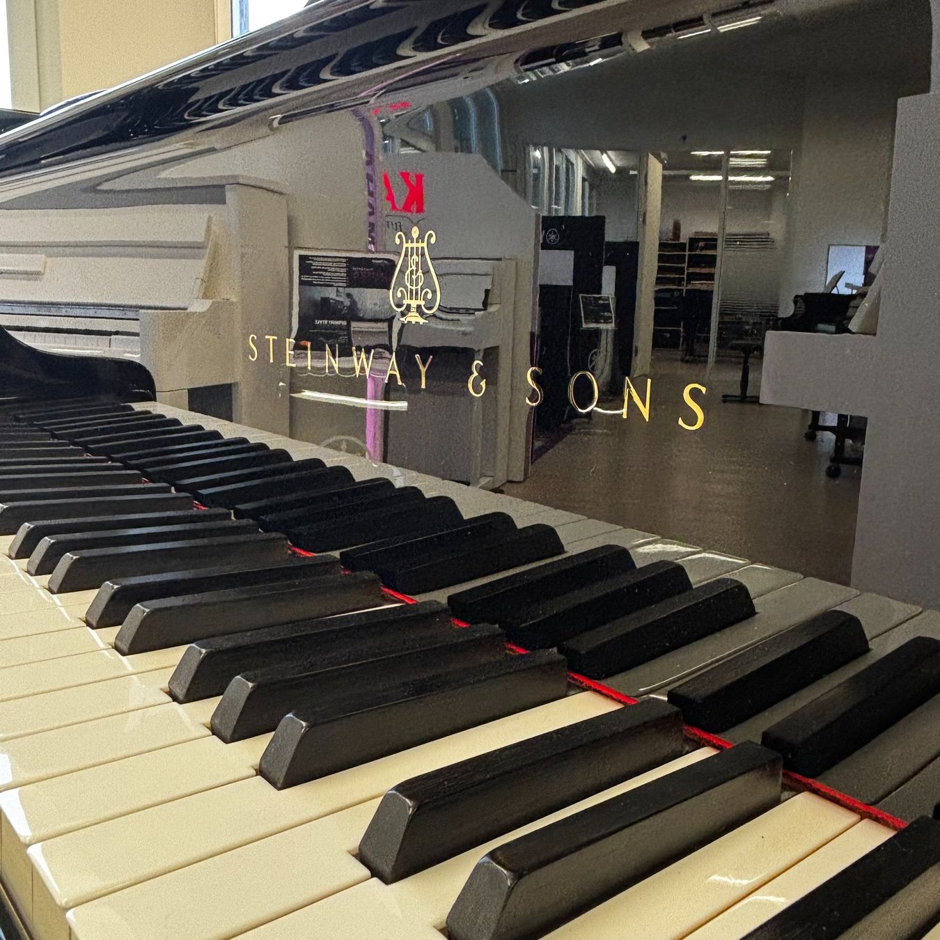Steinway Strumenti musicali: Steinway & Sons - A - 188 schwarz poliert Occ. – Usato da Ittigen venduto da KrompholzMusik 1