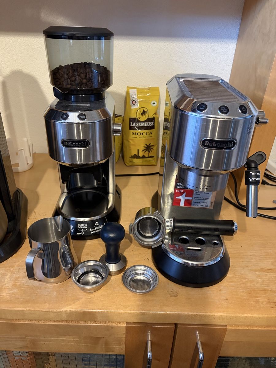 De'Longhi Kaffeemaschinen & Espressomaschinen: DeLonghi Kaffeemühle und Espressomaschine Set – Gebraucht aus Worben von bil_r7ck