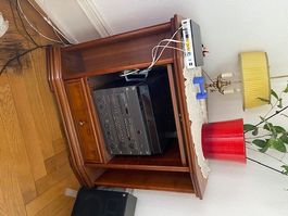 2 meubles d'angle en bois de qualité pour TV ou audio