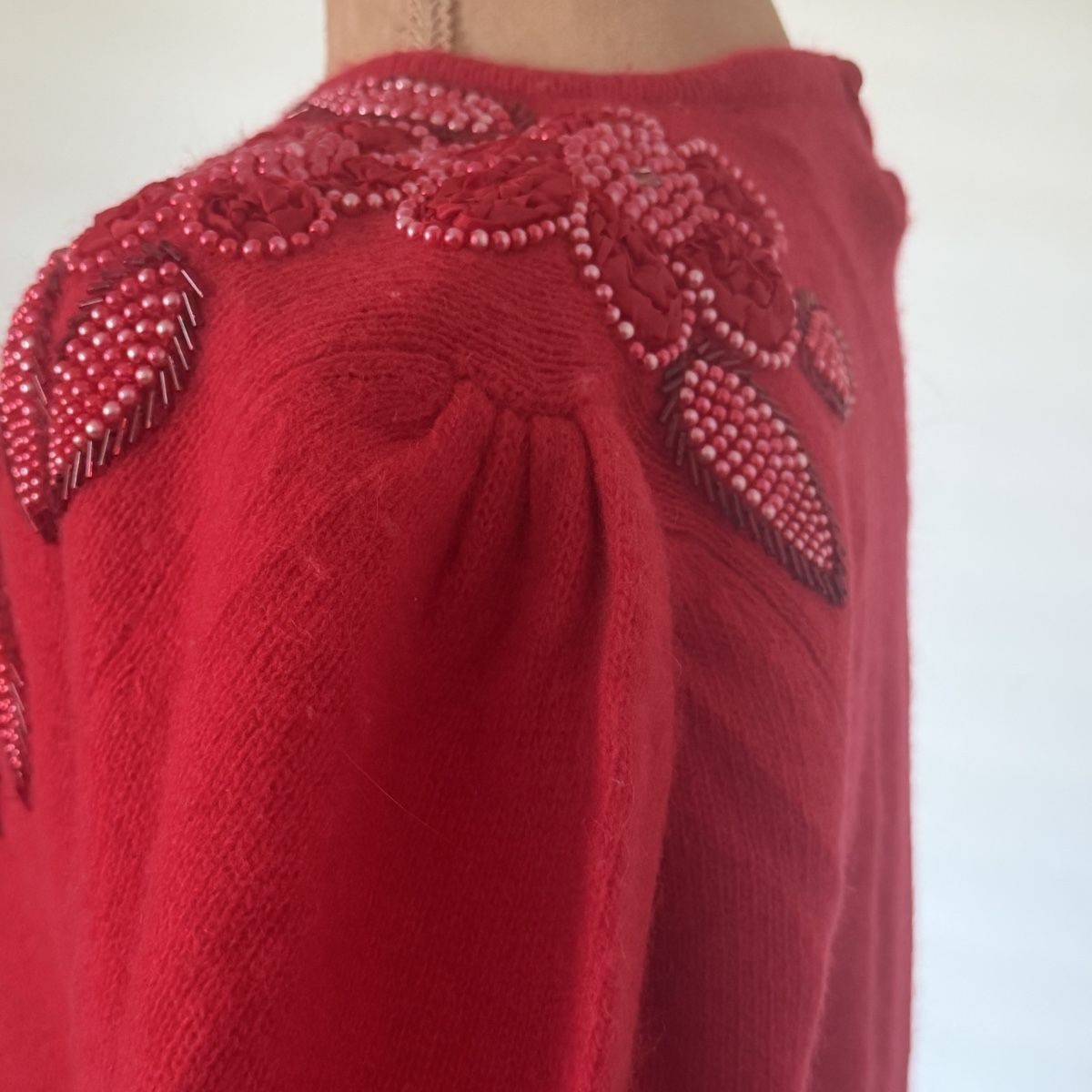 Pulls & Sweat-shirts: Pull rouge à perles brodées fleurs  – D'occasion à Les Acacias par simonet20 5