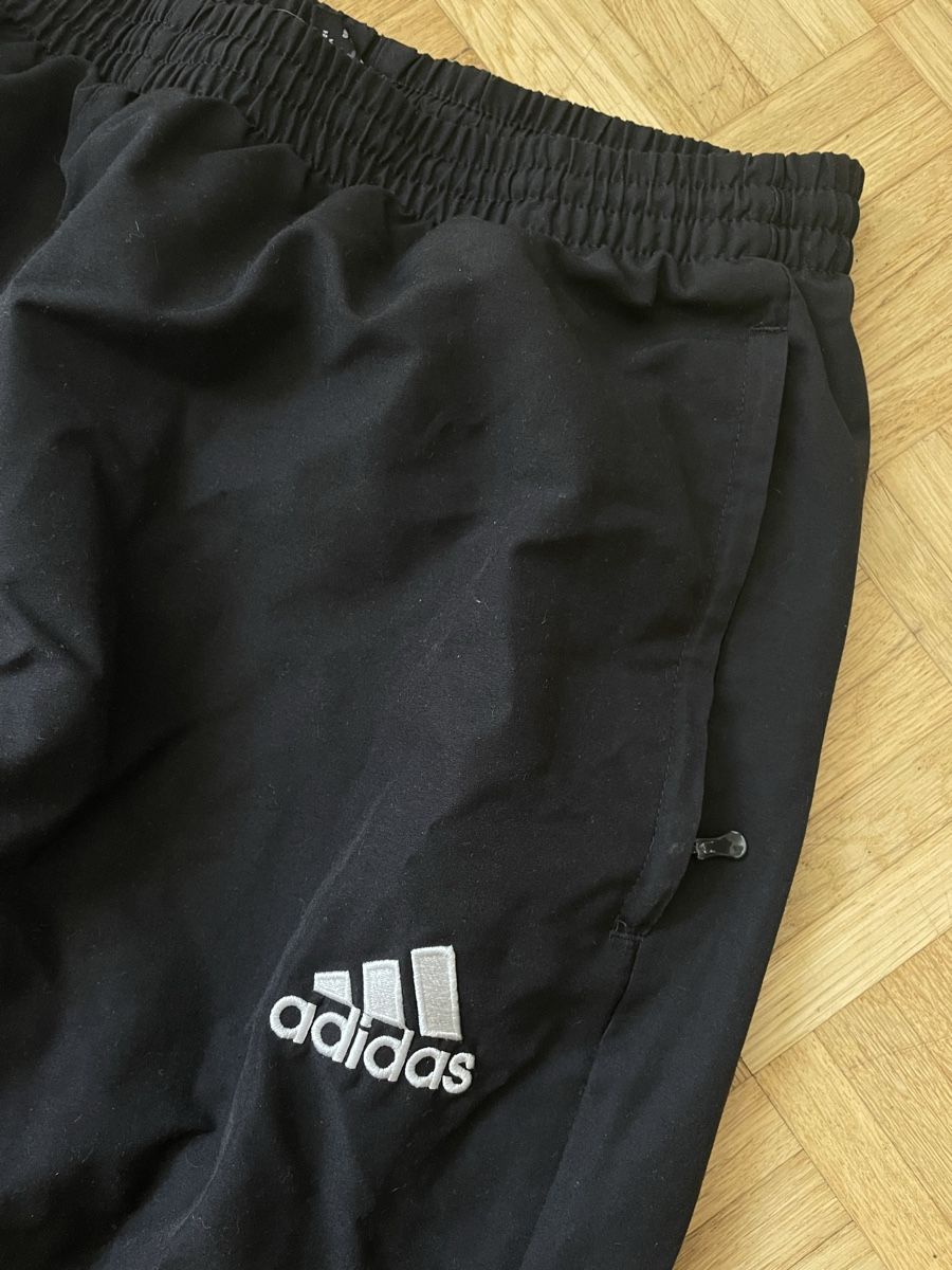 Adidas Pantaloni: Adidas Trainingshose, schwarz, Grösse M – Usato da Zürich venduto da Carlajimena 1