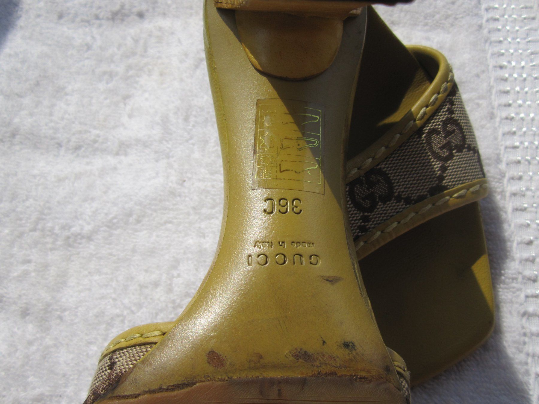Gucci Scarpe da donna: Gucci Monogramm-Heels in Beige/Olivgelb – Usato da Obergerlafingen venduto da fredd_y 2