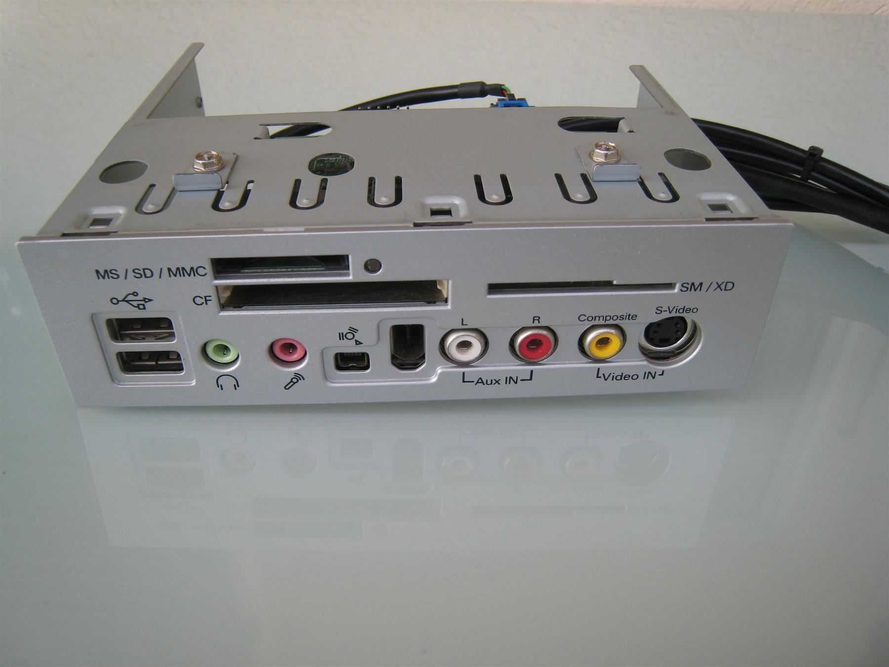 PC: ***** Interne 2,5-Zoll-Kartenleser + Audioanschlüsse – Usato da Villaz-St-Pierre venduto da Ubid 1
