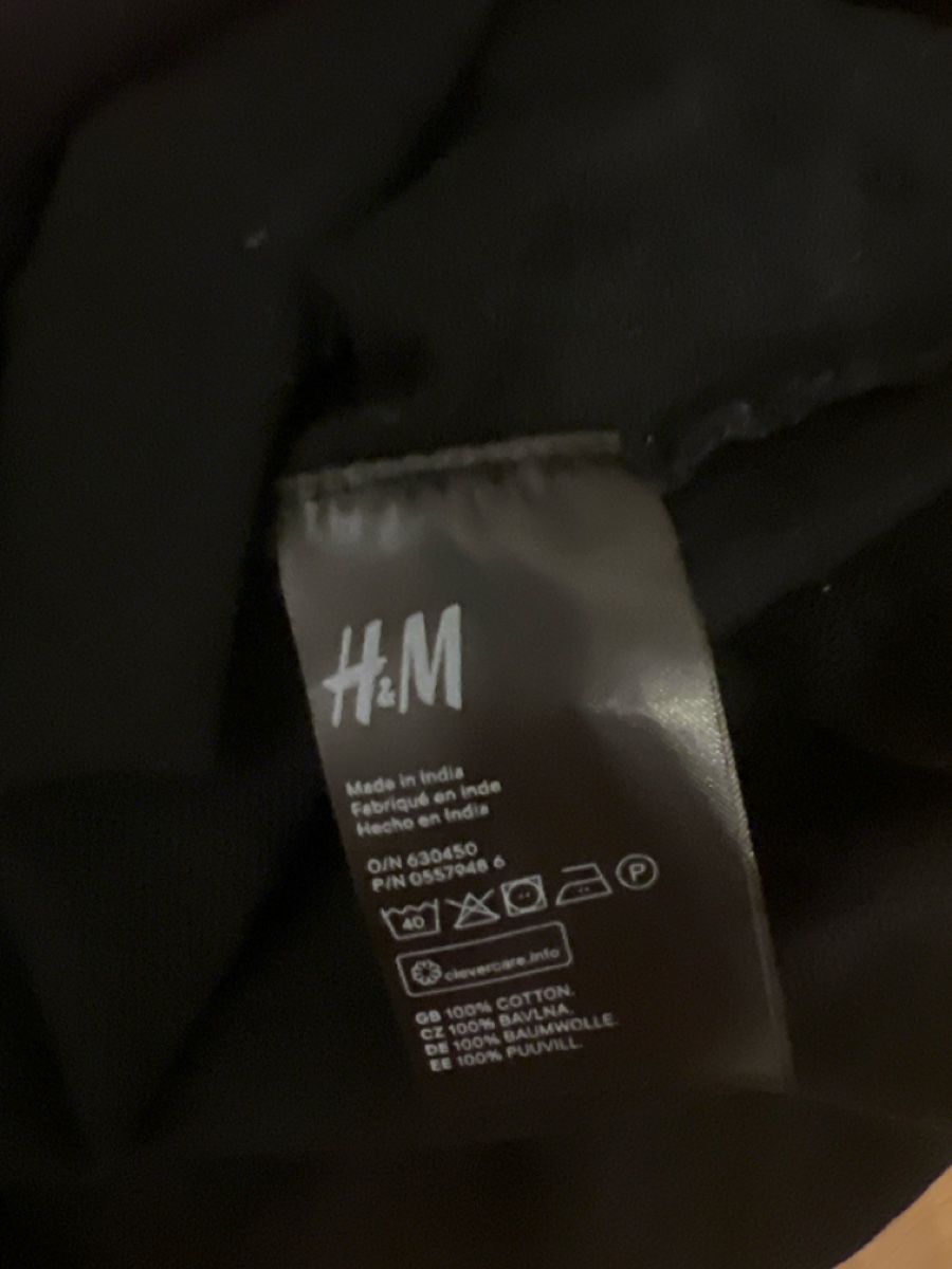 H&M Pullover & Sweatshirts: H&M Croptop Hoodie Schwarz – Gebraucht aus Oberengstringen von pri_c8jk 4