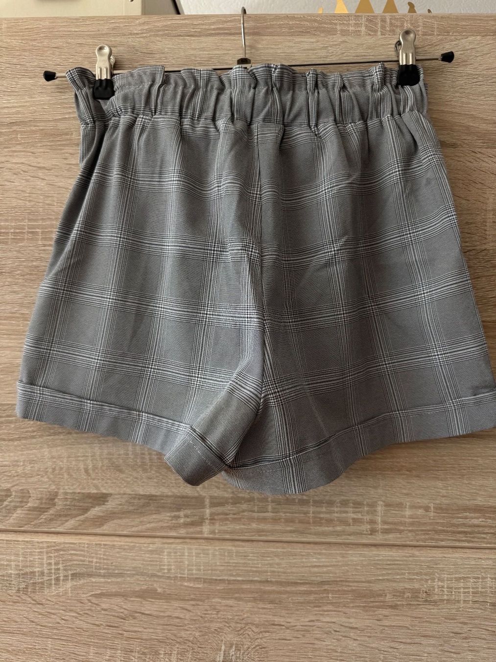 Tally Weijl Pantaloni: Short gris – Usato da Montreux venduto da Izapechee 2