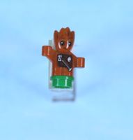 LEGO Minifigur Groot - Baby, Reddish Brown with Dark Red Out