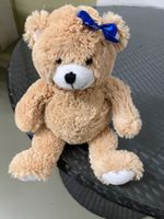Bär mit blauer Masche