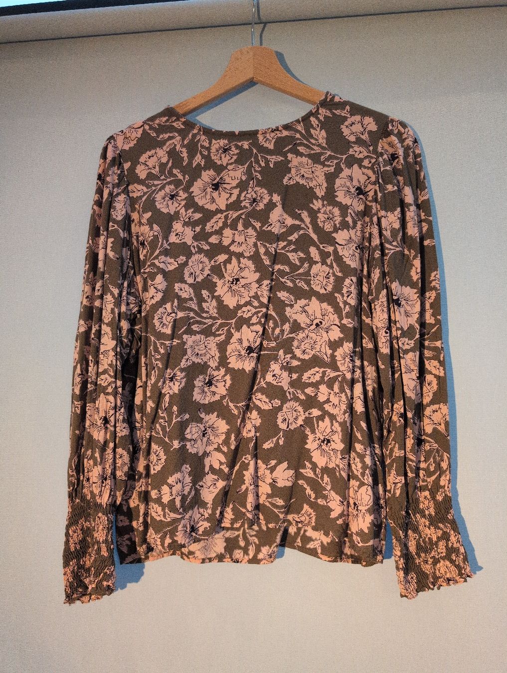Vero Moda Camicette: Geblümte Bluse von Vero Moda, Grösse L – Usato da Kirchberg BE venduto da lauraflu
