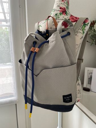 NEU** Rucksack/ Umhängetasche Ta tha ta NP 170.—