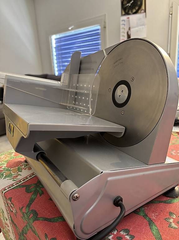 Elettrodomestici da cucina: Affettatrice. 200 domestica  – Usato da Contone venduto da inf_9cpn