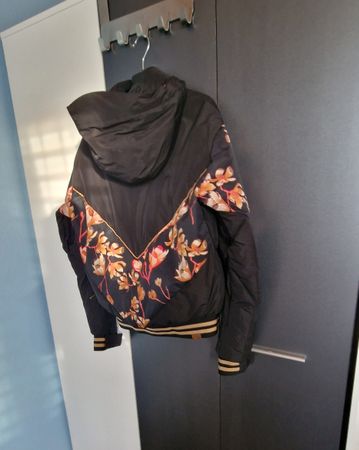 Roxy Daunenjacke, Winterjacke Gr. S, schwarz, Blumen