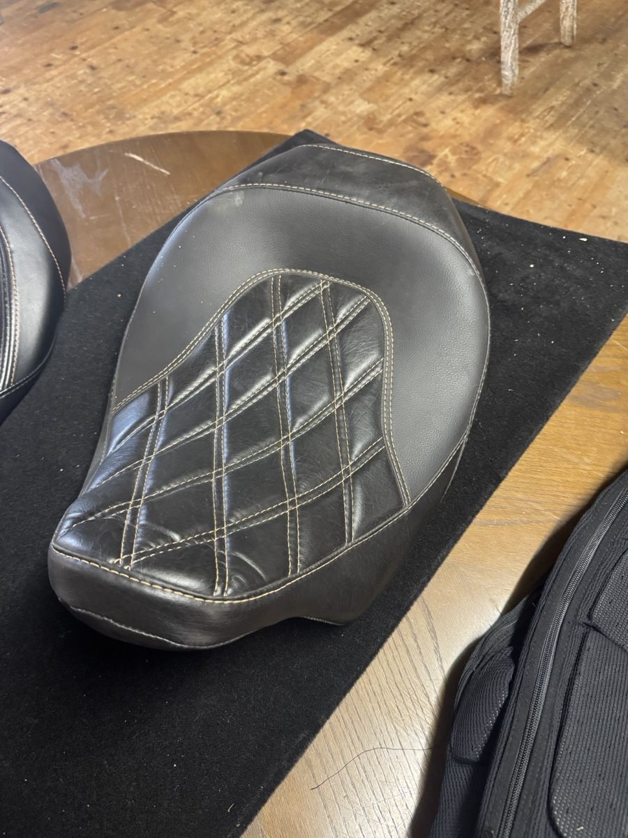 Tutti i ricambio per moto: Motorcycle Seat Black Diamond Stitching Harley Touring – Usato da Rafz venduto da MOFU