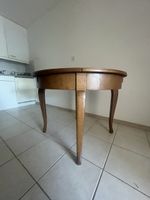 Runder Holztisch mit geschwungenen Beinen