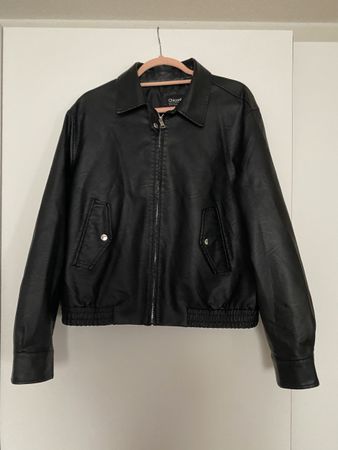 Schicke schwarze Lederjacke