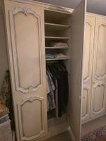 Kleiderschrank creme-weiss mit Stuckverzierungen