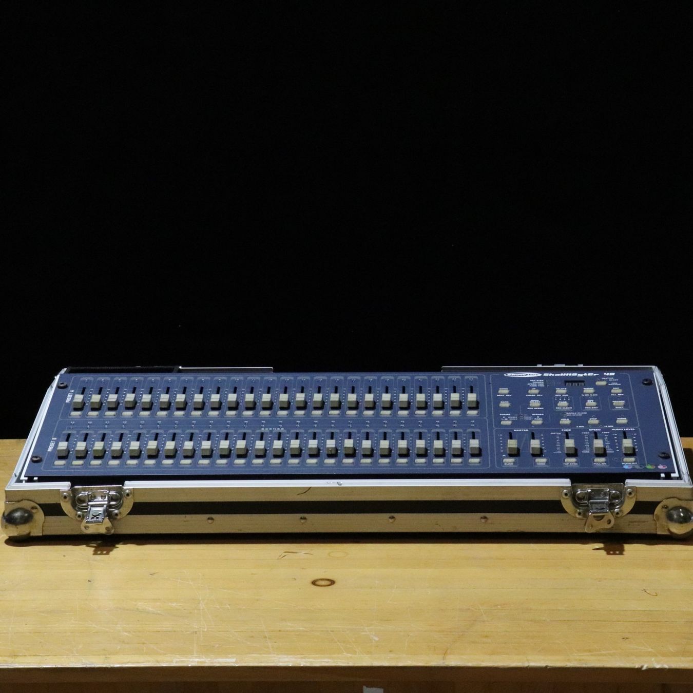 Showtec Sistema di controllo: SHOWTEC Showmaster 48 | DMX Lichtpult inkl. Case – Usato da Unterseen venduto da bluemax.ch 1