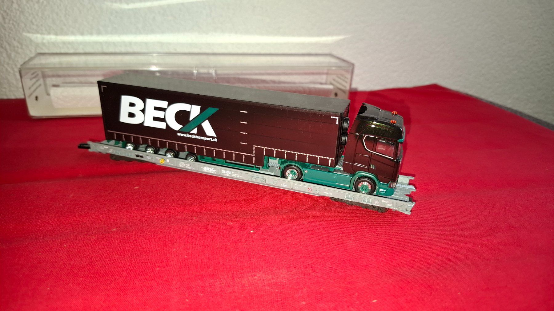 Fleischmann Modellini di ferrovie: Fleischmann : Hupac - Mittelwagen mit " Beck"Sattelschlepper – Nuovo (secondo la descrizione) da Märwil venduto da Siebenzipfel 1