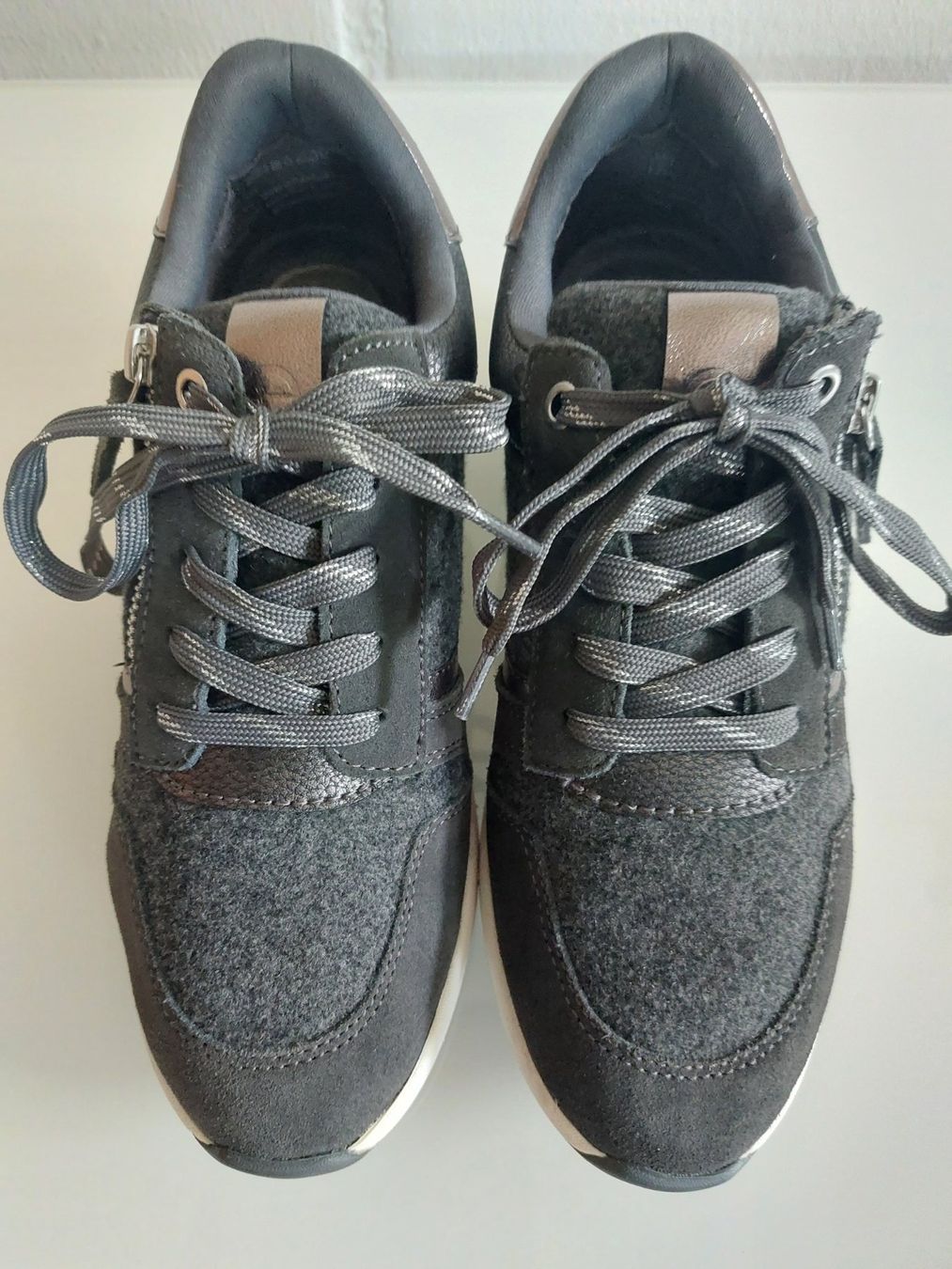 Tamaris Scarpe da donna: Sneaker Tamaris grises gr 37 – Usato da Delémont venduto da Petitlutin 1