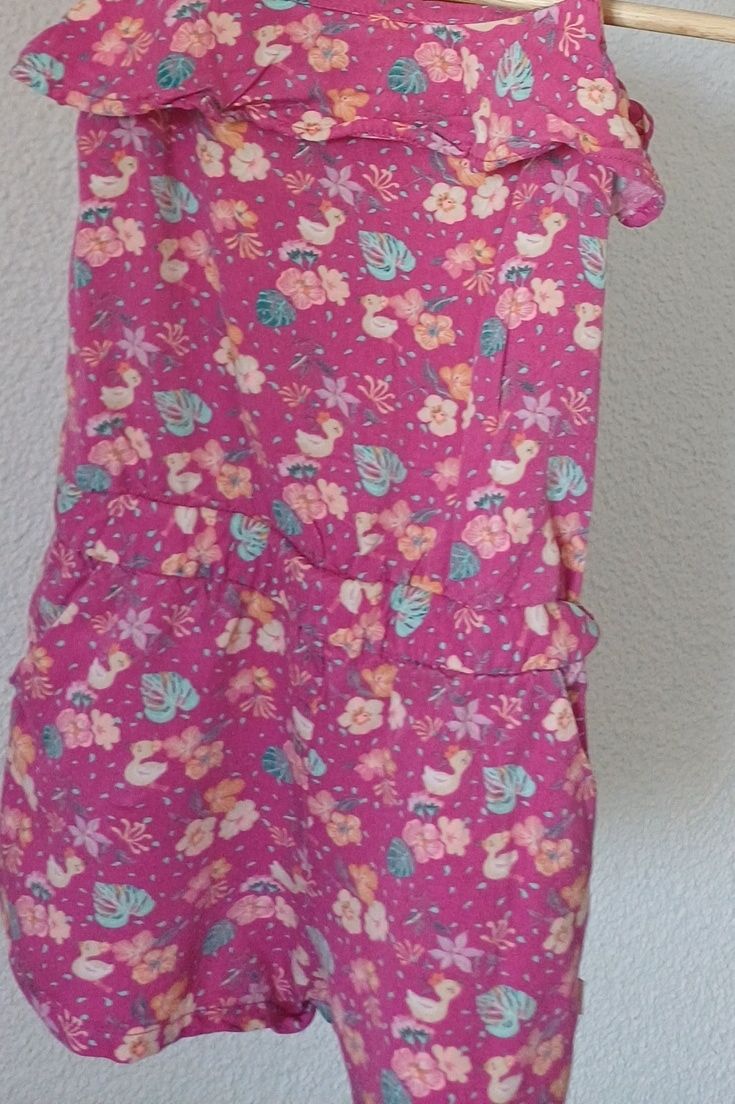 Tute: Kurzer Overall pink Blumenmuster Grösse 104 Kinder – Usato da Riniken venduto da Lessy-
