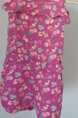 Kurzer Overall pink Blumenmuster Grösse 104 Kinder
