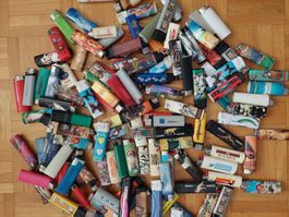 lot de briquet de cigarette usagés pour colection, expositio