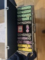 Pokerkoffer mit Turnier Chips und Spielkarten 