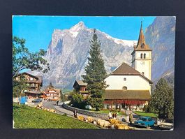 Berner Oberland: Kirche von Grindelwald mit Wetterhorn
