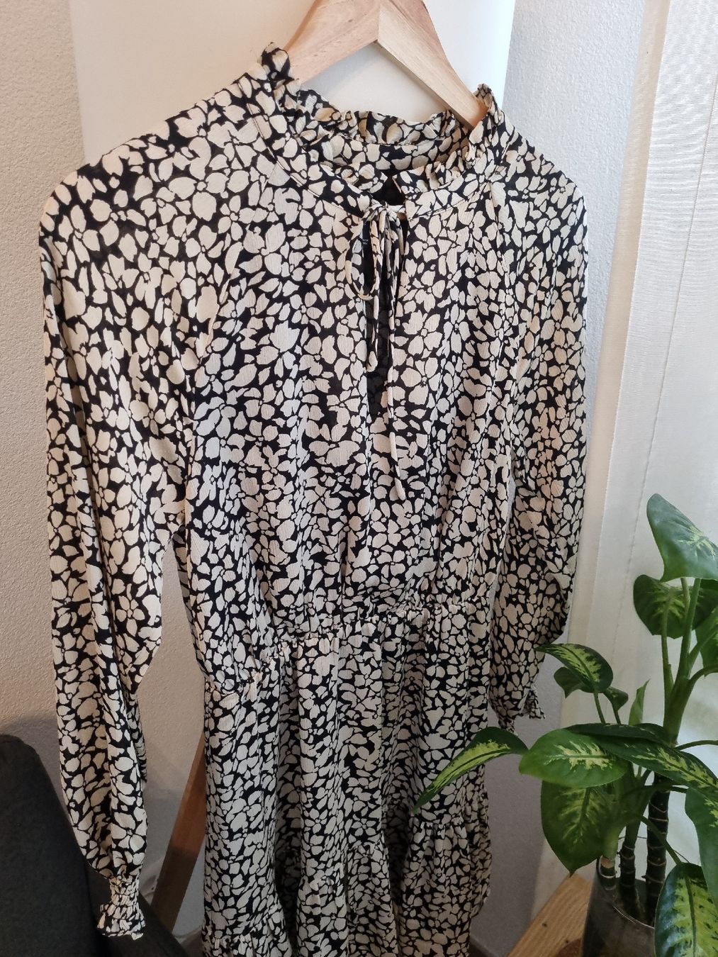 Mango Vestiti: MANGO Floral Dress Black/Beige – Nuovo (secondo la descrizione) da Aigle venduto da Smagbrelle18 5