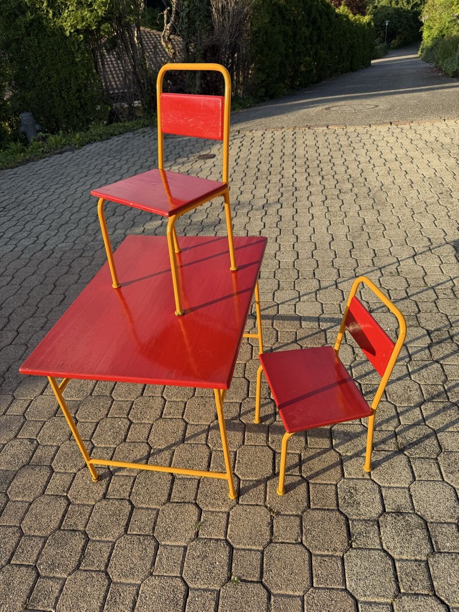 Scrivanie: Vintage Kindertisch mit 2 Stühlen, – Usato da Aarburg venduto da Schatzaffe 1