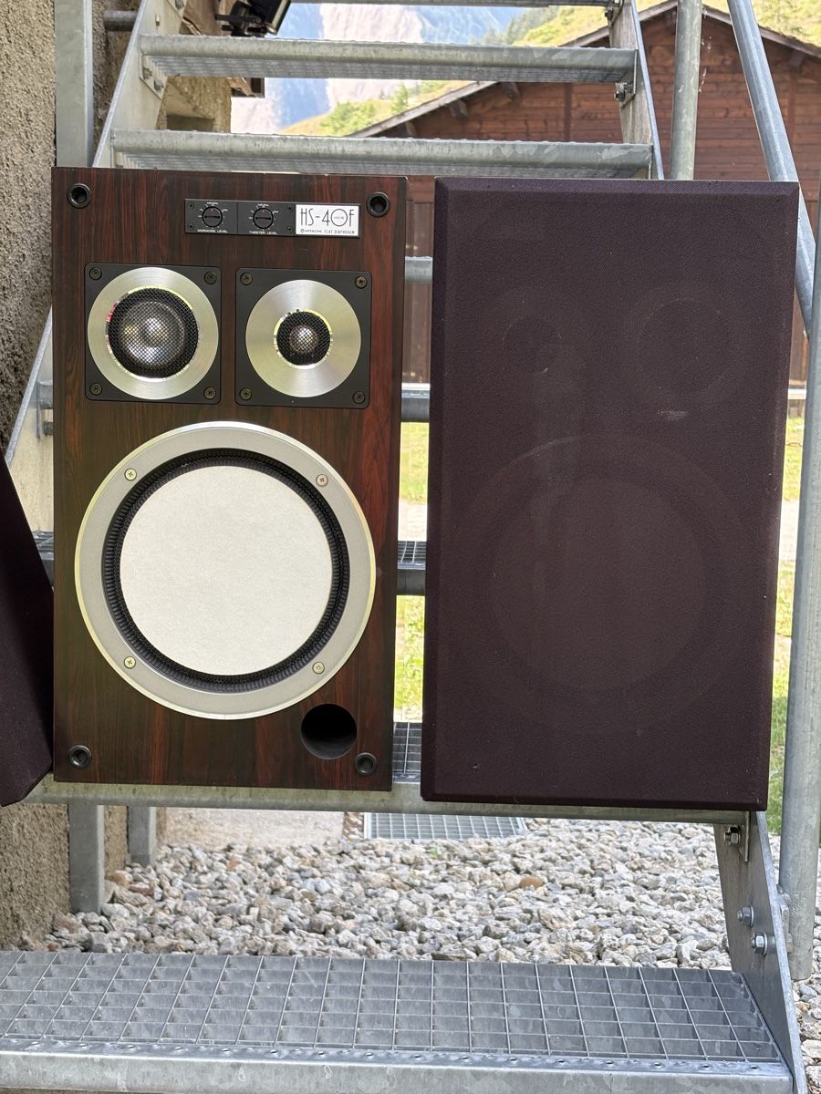 Hitachi Lautsprecher: Hitachi HS 40 F Lautsprecher – Defekt aus Bellwald von Samsfotografie