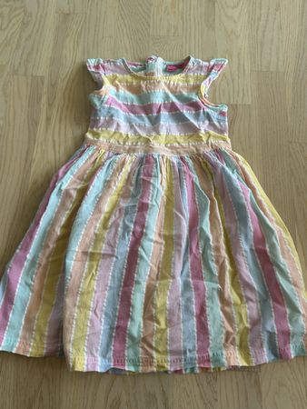 Mädchen Kleid gestreift Grösse 110 guter Zustand