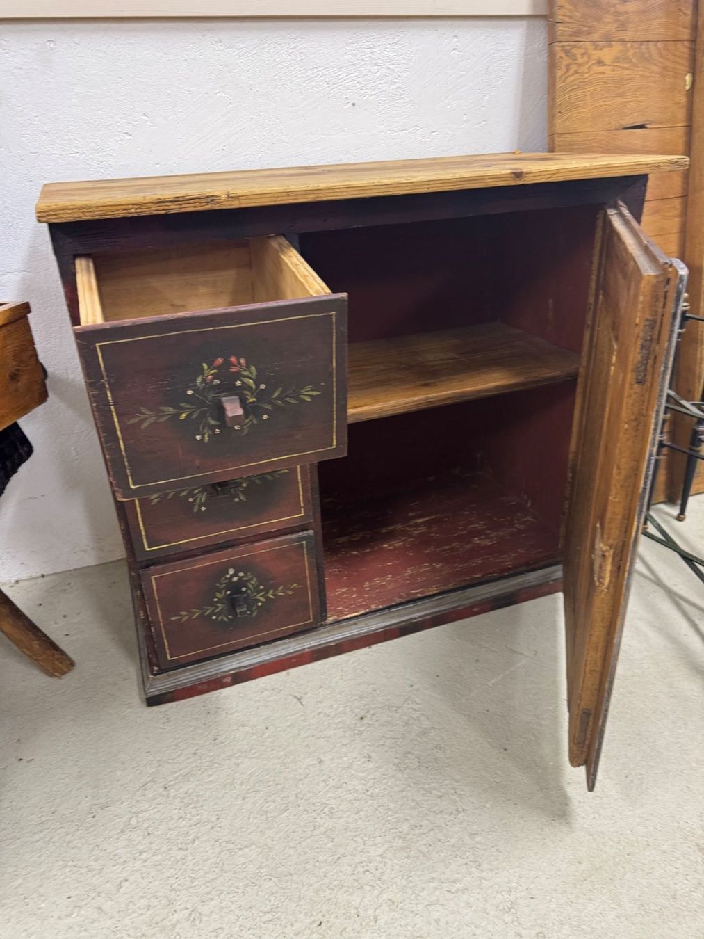 Armadi: Mid-19th Century Hand-Painted Cupboard – Usato da Gsteig b. Gstaad venduto da Auctionly 2